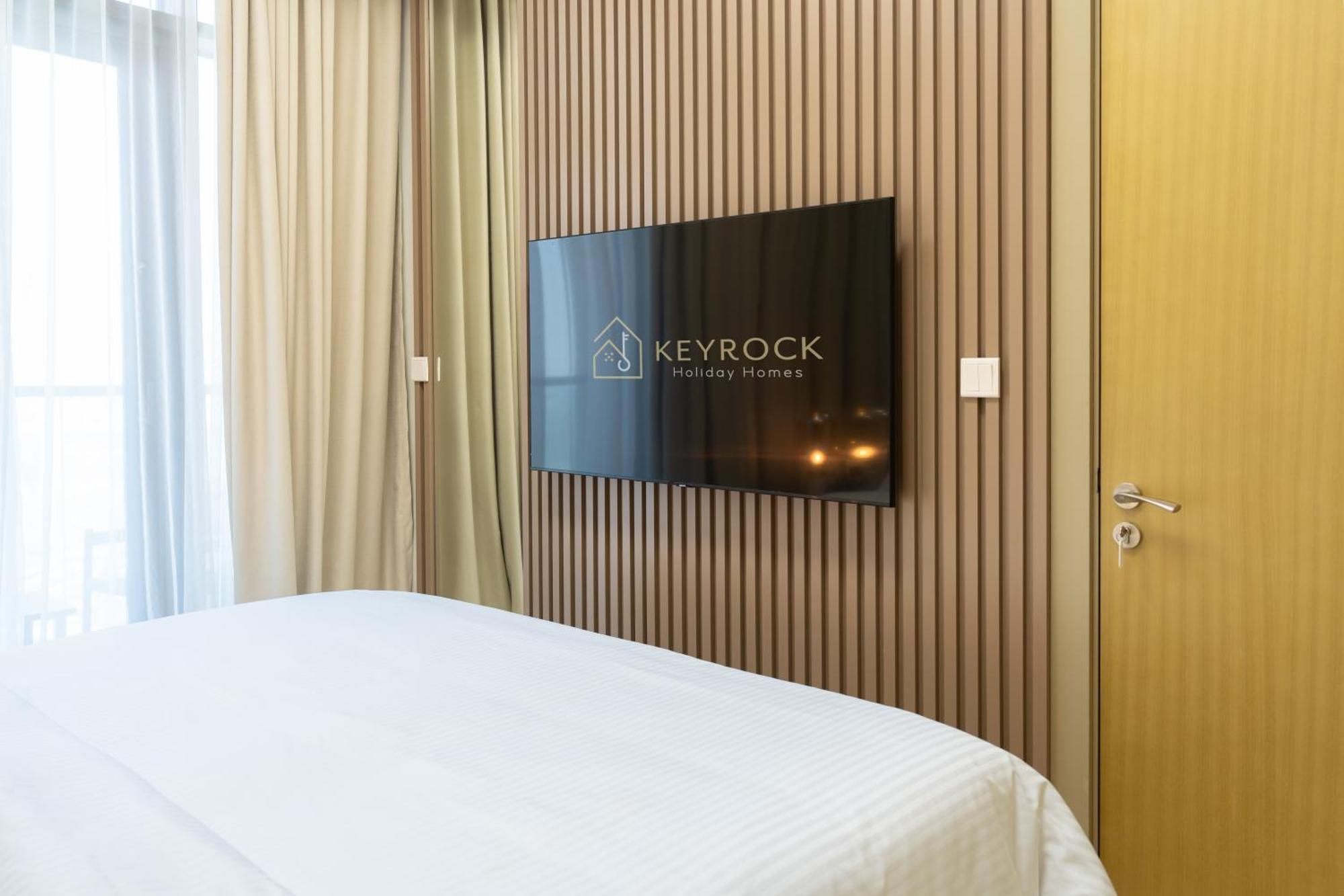 Apartment Keyrock Living - Elegant 2br Escape With Mesmerizing Views Dubai
