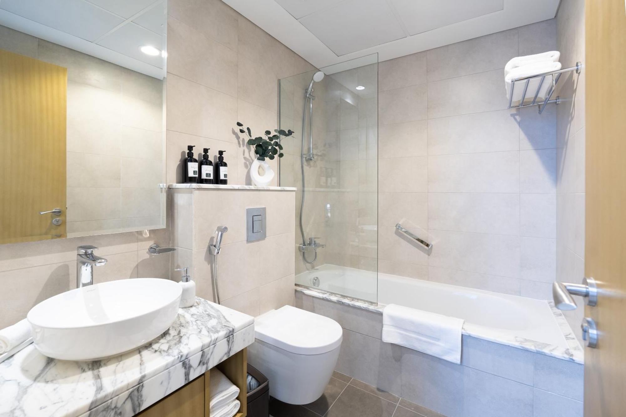 Keyrock Living - Elegant 2br Escape With Mesmerizing Views Apartment Dubai