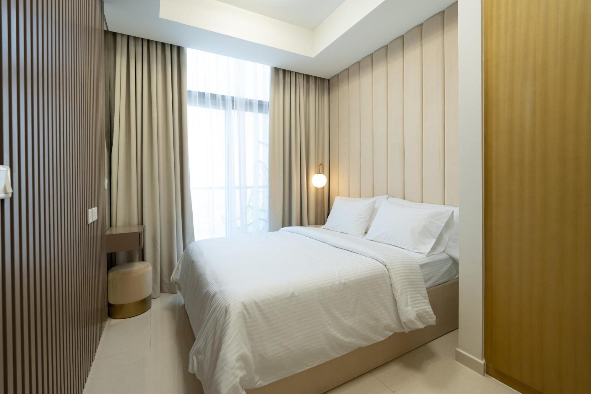 Keyrock Living - Elegant 2br Escape With Mesmerizing Views *