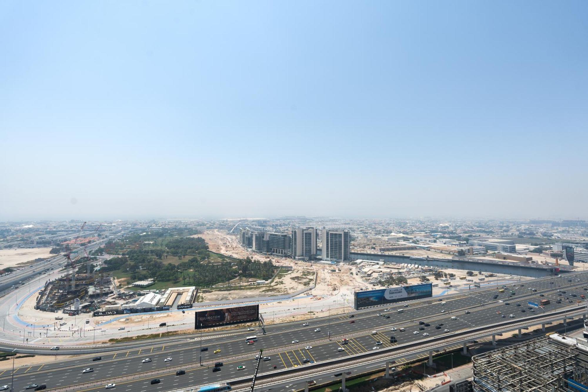 Keyrock Living - Elegant 2br Escape With Mesmerizing Views Dubai