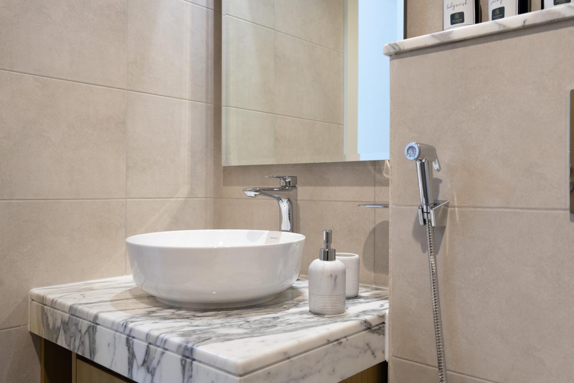 Keyrock Living - Elegant 2br Escape With Mesmerizing Views *
