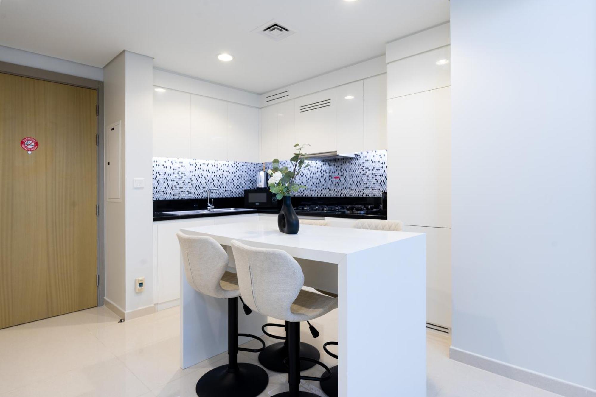 Keyrock Living - Elegant 2br Escape With Mesmerizing Views